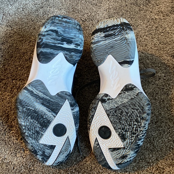 Jordan Basketball Shoes SZ 11 - Picture 3 of 5